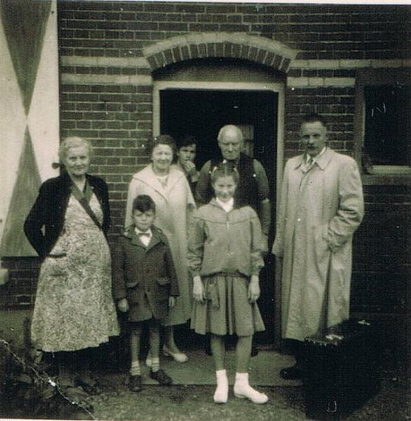 C11.jpg - Voor het huis in Groesbeek, Bospad 19.  In de deur Opa Verkade met (?).Oma, Marie en Bep uit Hilversum met Ed en Ria.