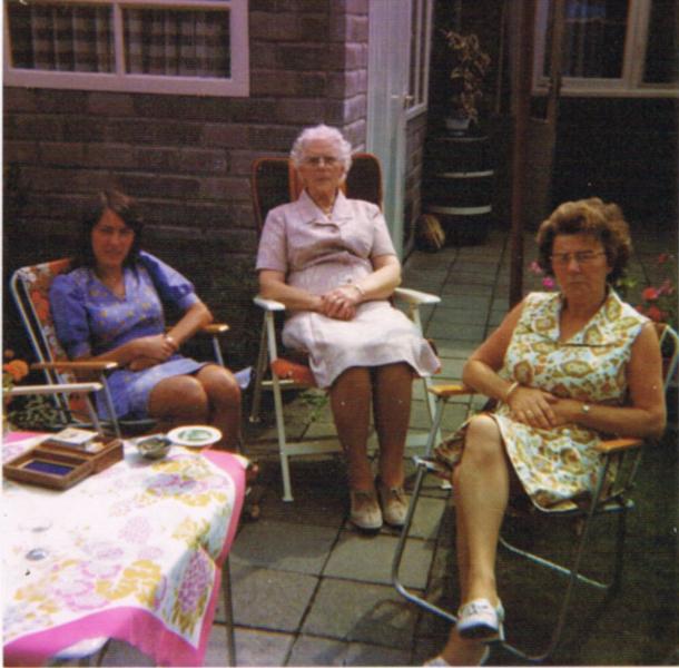 C13.jpg - In de tuin in Hilversum.Joke, tante Jenny Hartenberg uit Amsterdam en Marie